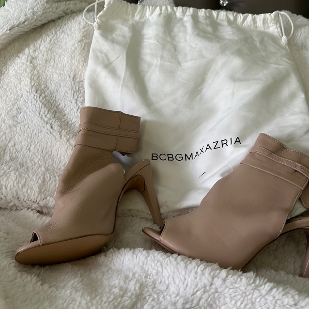 BCBG opened toes bootie heels